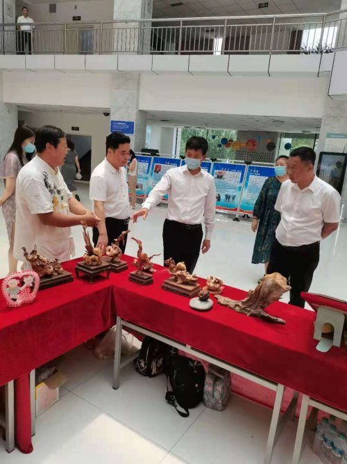 鐵嶺市少兒館與民協(xié)聯(lián)袂舉辦民間藝術(shù)作品展暨文化咨詢服務(wù)周